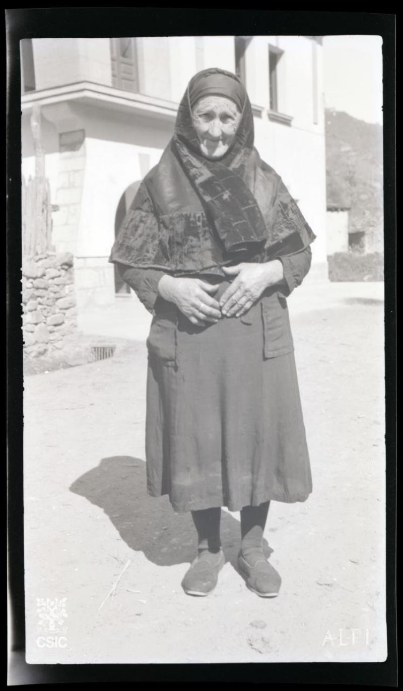 [Mujer. Indumentaria]