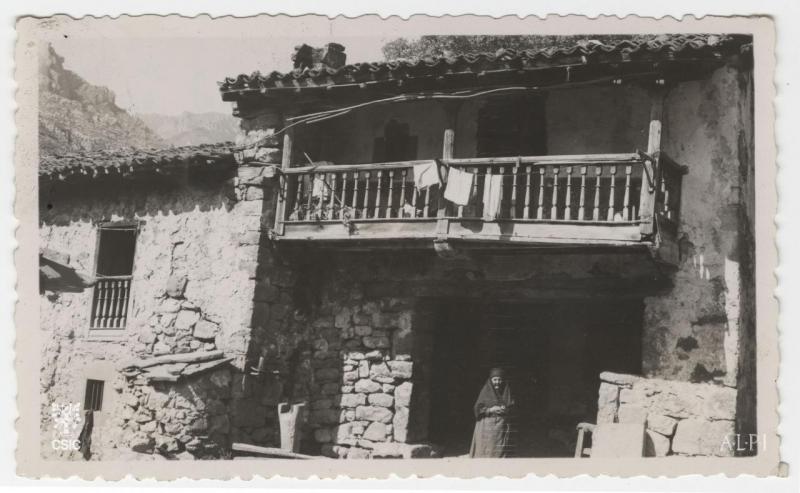 Tipo de casa, y mujer con mantilla de ir a misa. Felechosa [Asturias] 