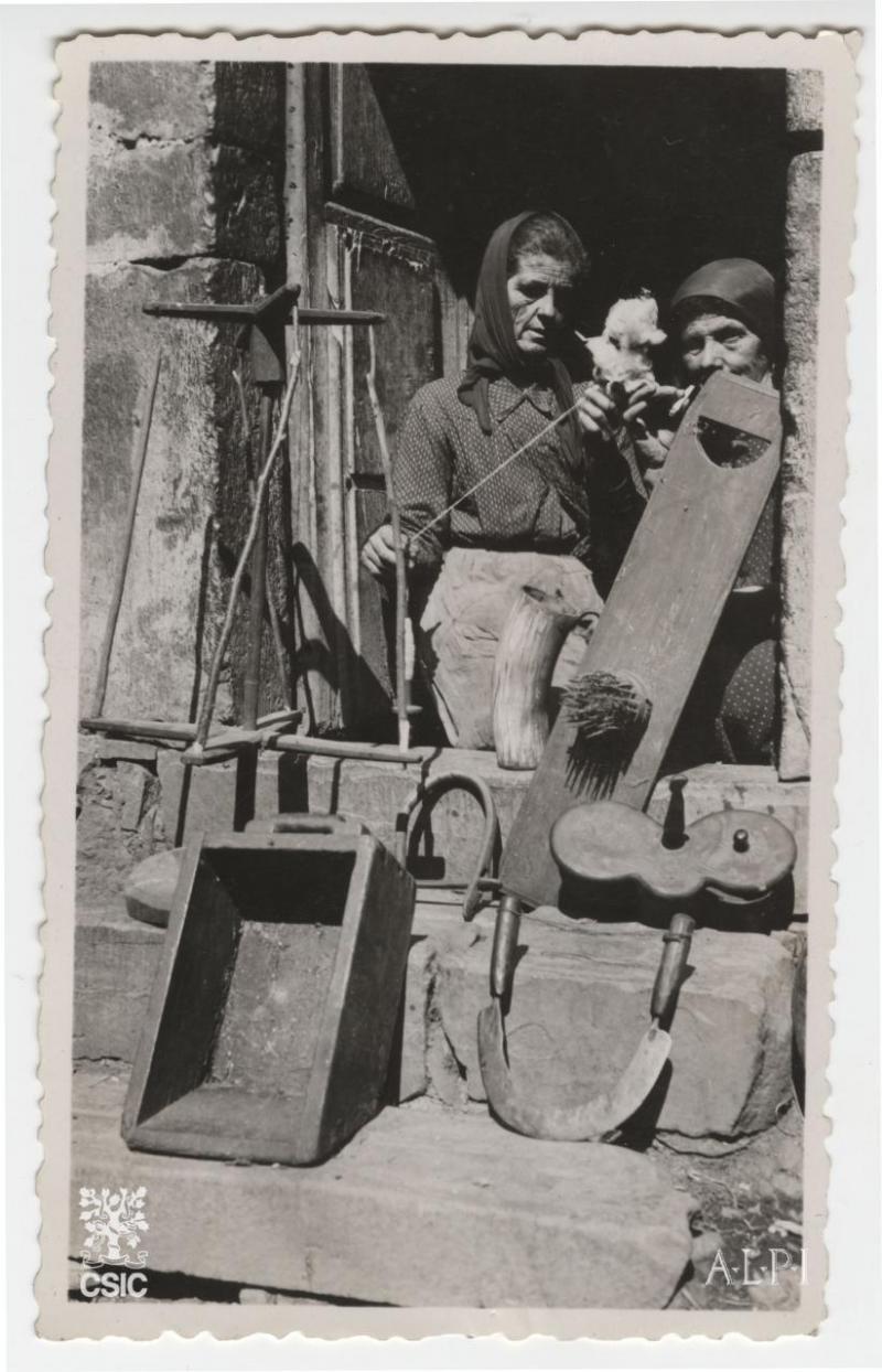 [Devanadera, huso, tabla de escardar]. Felechosa [Asturias]